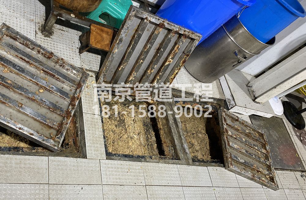 278学校城管中队食堂隔油池清理