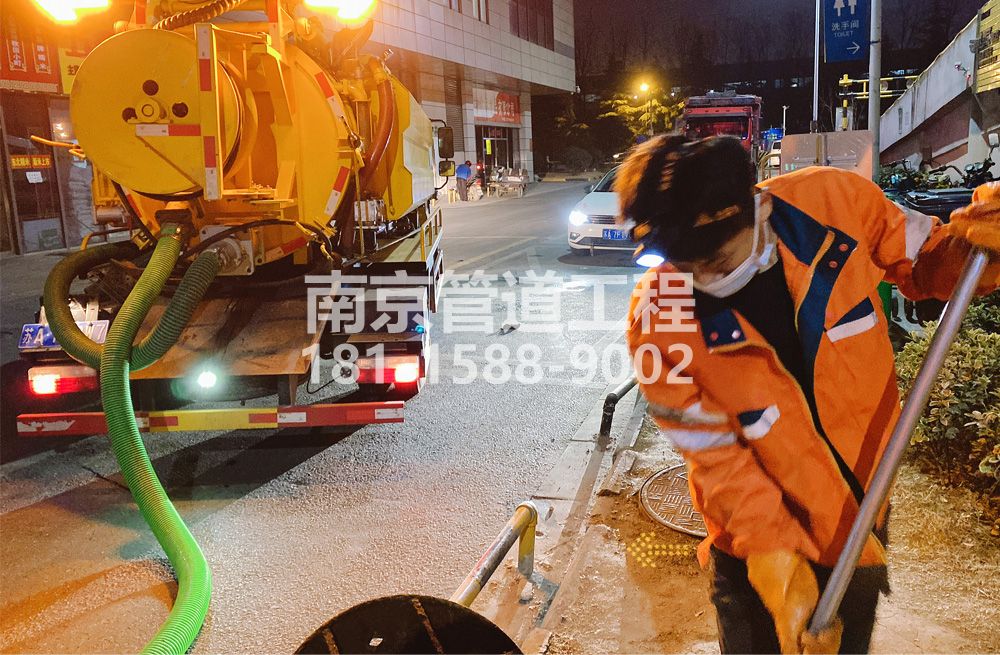 312学校夜间化粪池清理